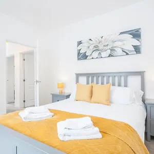 Modern 2 Bedroom Next To Bay With Parking Apartment Cardiff