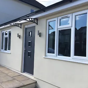 Beechfield House Modern Studio Self-contained Unit With Free Wifi And Parking And Kitchen Area 4m From Centre And Castle Apartment Cardiff